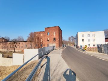 Budynek usługowy z możliwością przebudowy na lokale mieszkalne - Na sprzedaż  lokal: usługowy  , handlowy , biurowy , magazynowy , produkcyjny : Paprotnia