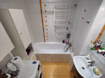 Sprzedam 3 pokoje, duży balkon, 1 piętro - ul. Piłsudskiego - Na sprzedaż  mieszkanie  : Konin